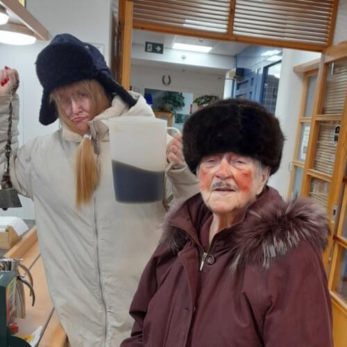 Sosiaaliohjaaja ja asiakas Nuuttipukkeina