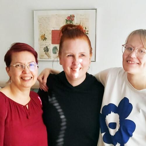 Kolme työntekijää kuvassa.