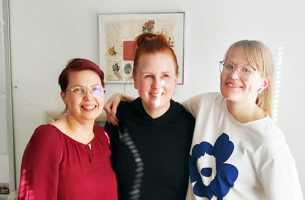 Kolme työntekijää kuvassa.